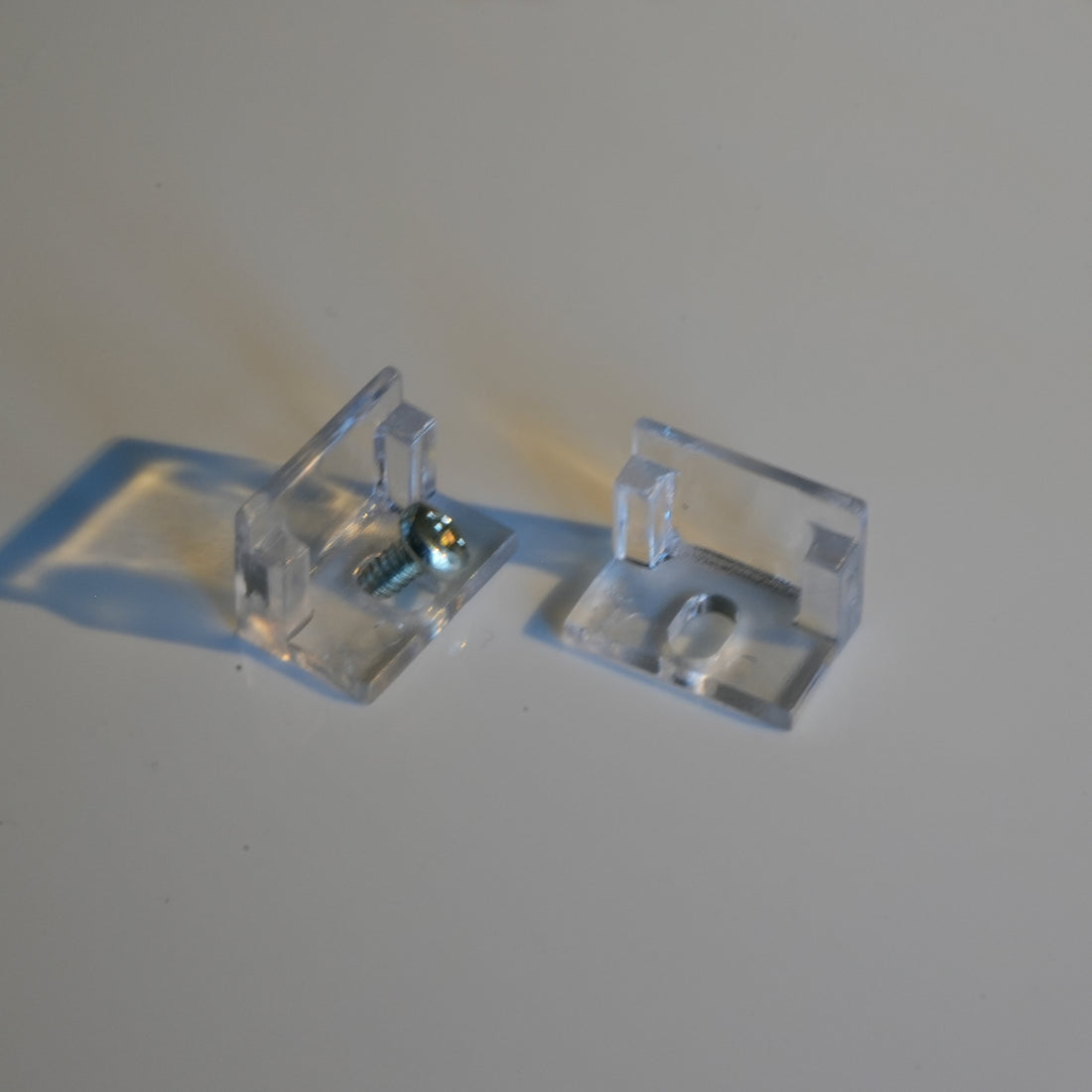 Attaches vitre en forme de &