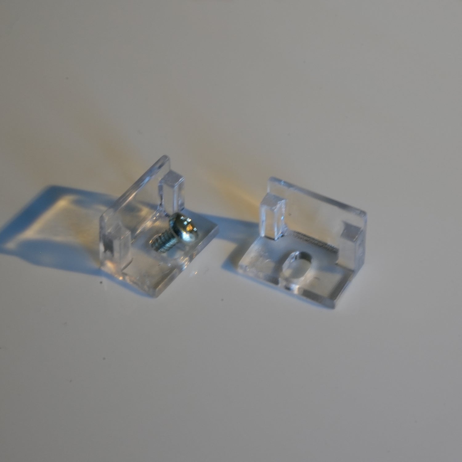 Attaches vitre en forme de &